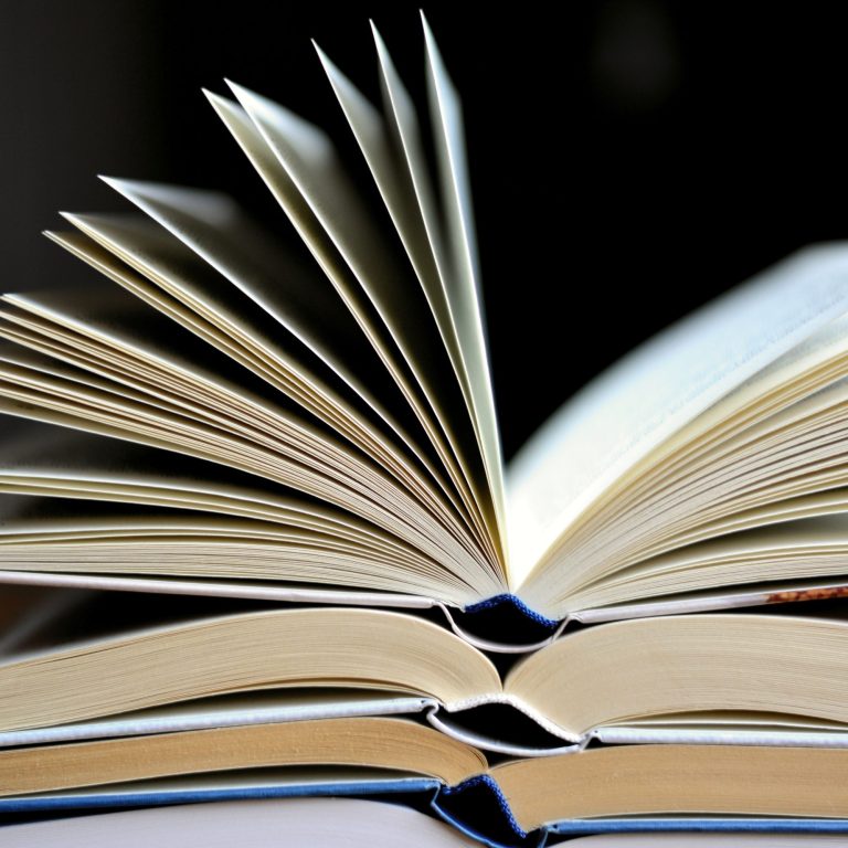 pile-livres-ouverts